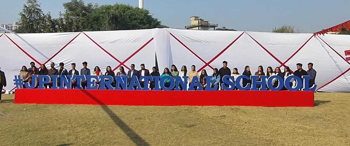 विन्टर कार्निवाल में बच्चों के साथ शिक्षकों ने उत्साह के साथ लिया हिस्सा